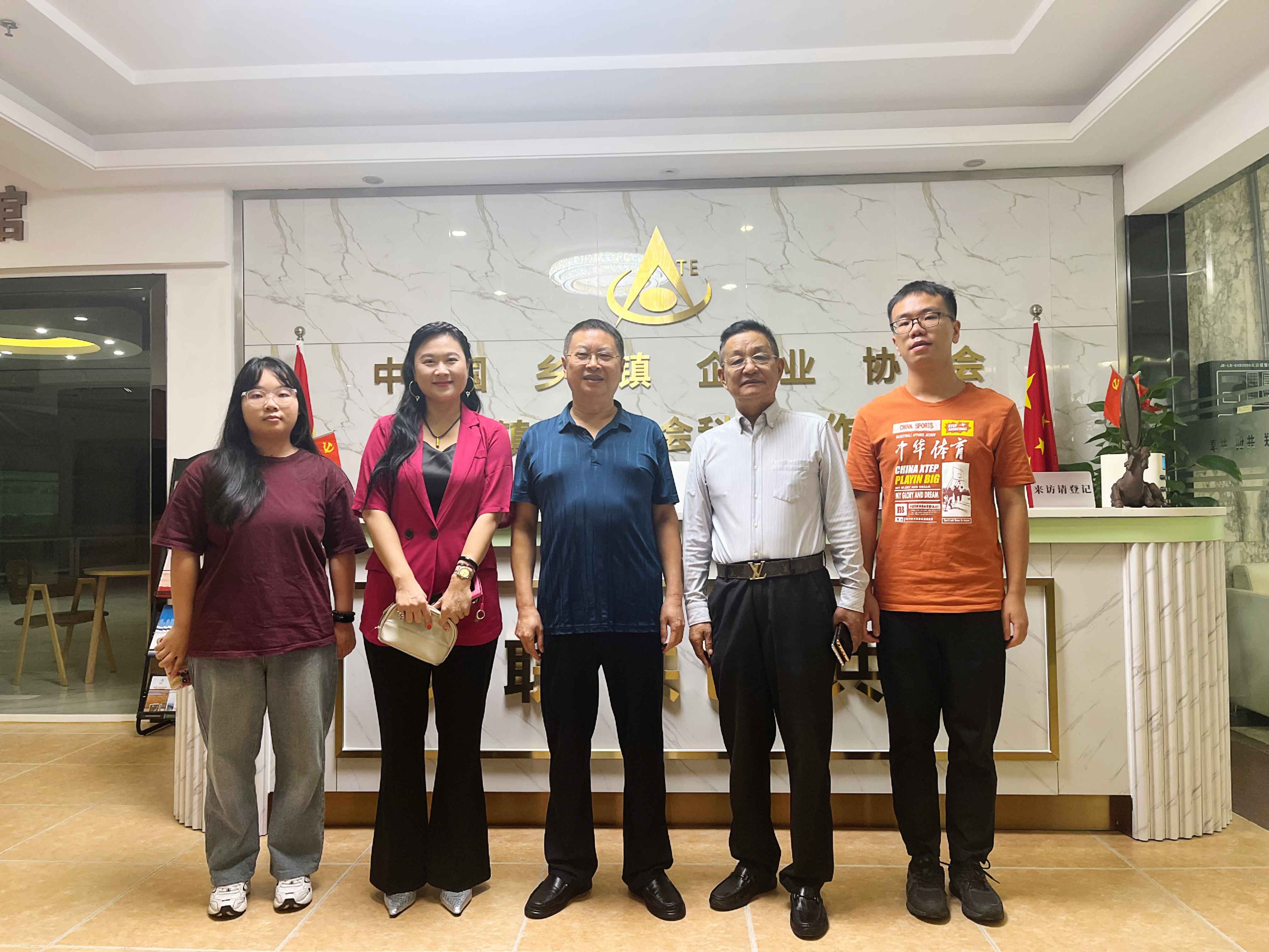 【協(xié)會(huì)動(dòng)態(tài)】深圳市農(nóng)產(chǎn)品國(guó)際流通協(xié)會(huì)會(huì)長(zhǎng)王昌龍、秘書長(zhǎng)黃愛(ài)一行蒞臨中國(guó)鄉(xiāng)鎮(zhèn)企業(yè)協(xié)會(huì)科教委員會(huì)考察交流